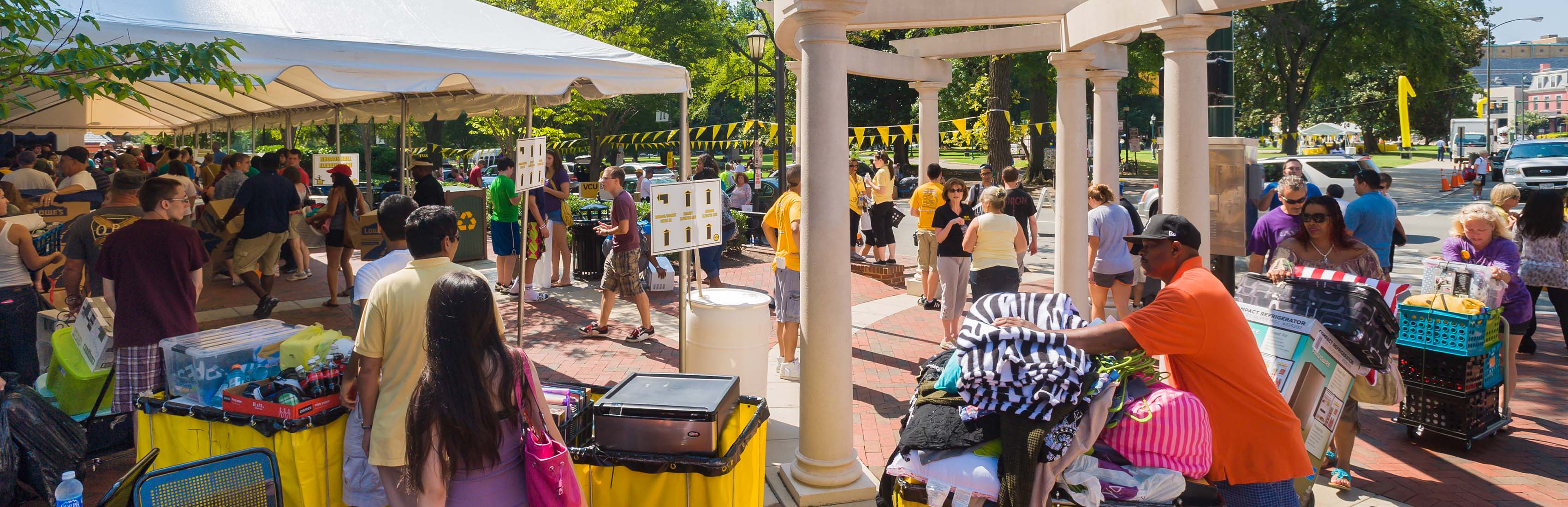 students and family members on move-in day